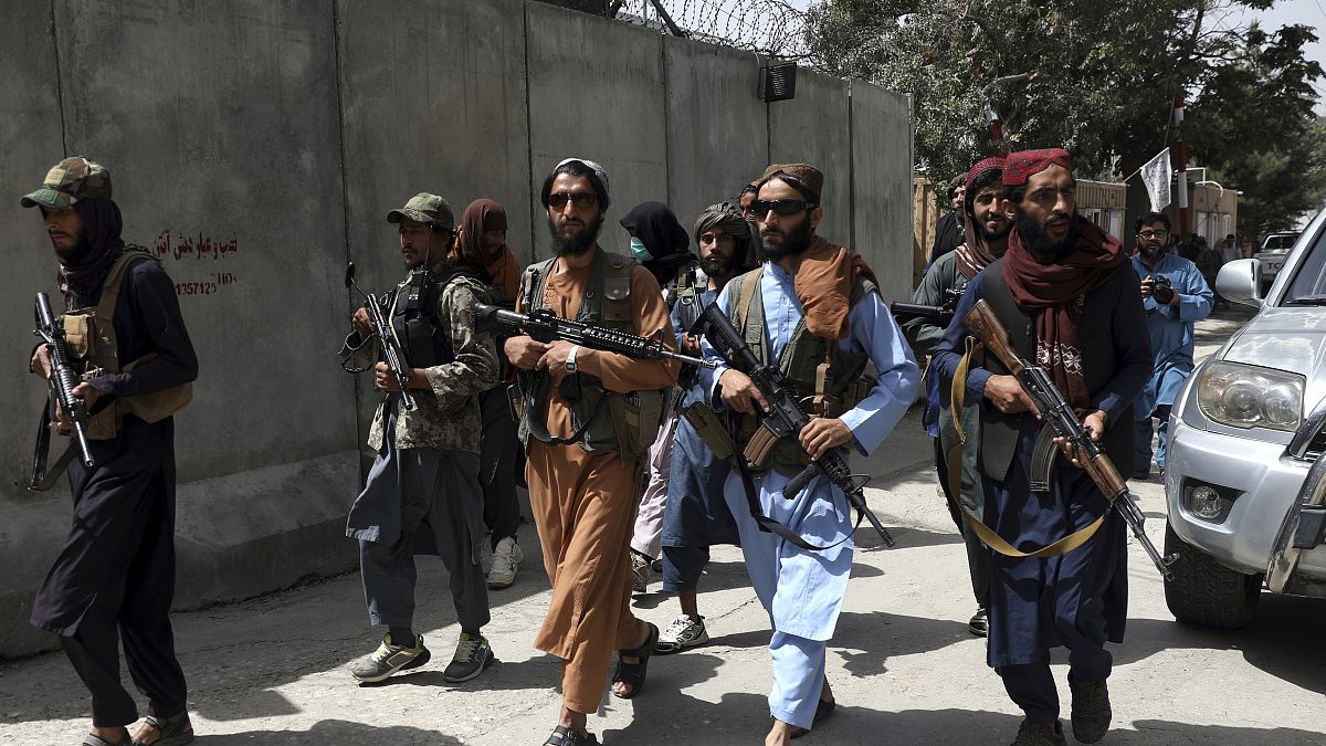 Combatientes talibanes patrullan las calles
