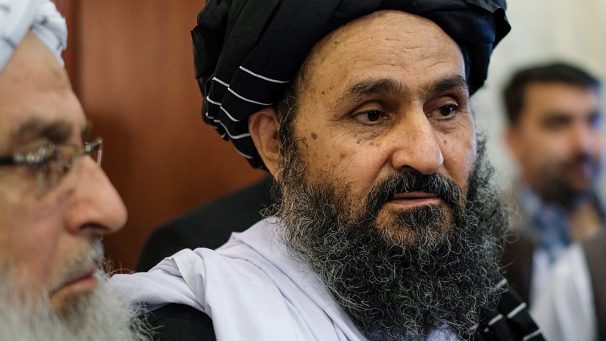 الزعيم السياسي الأعلى لحركة طالبان الأفغانية الملا عبد الغني برادر خلال التوقيع على اتفاق سلام بين طالبان ومسؤولين أمريكيين في الدوحة/  قطر.