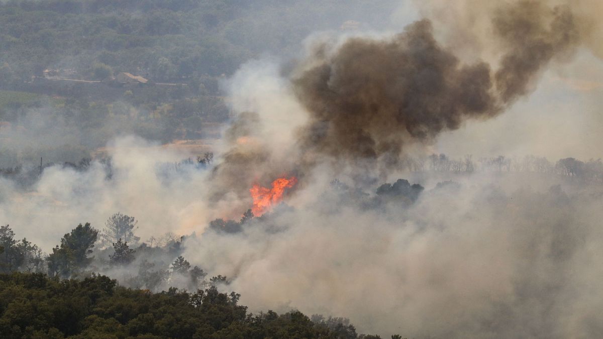 Le feu ravageant la végétation de l'arrière-pays de Saint-Tropez, dans le sud de la France, le 17 août 2021