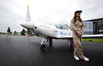 Zara Rutherford devant son avion avec lequel elle compte boucler un tour du monde - aéroport de Courtrai-Wevelgem (Belgique), le 18/08/2021