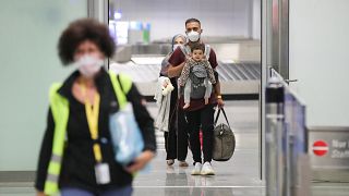 Ein Mann und seine Familie aus Kabul erreichen den Frankfurter Flughafen (18.8.2021)