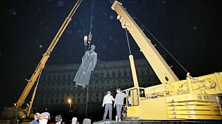 Πολίτες γκρεμίζουν το άγαλμα του ιδρυτή της KGB, Felix Edmundovich Dzerzhinsky, στις 23 Αυγούστου 1991