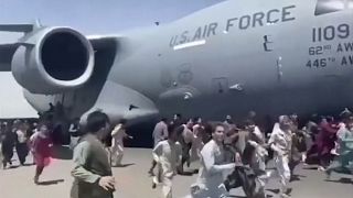 طائرة نقل تابعة للقوات الجوية الأمريكية من طراز C-17 أثناء إقلاعها على مدرج مطار كابول الدولي  في أفغانستان يوم الاثنين  16 أغسطس 2021