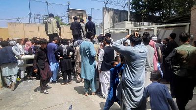   أفغان يقفون بالقرب من السفارة الفرنسية في كابول بانتظار مغادرة أفغانستان
