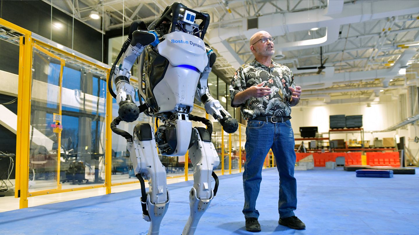 Ufrugtbar halt Understrege Backflipping Boston Dynamics robots show off impressive gymnast abilities  in parkour routine | Euronews