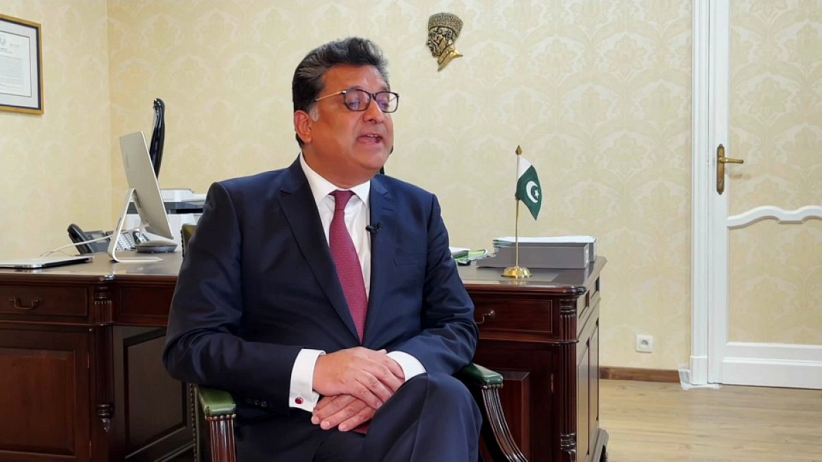 El embajador de Pakistán en Bélgica, Luxemburgo y la UE durante su entrevista con Euronews.