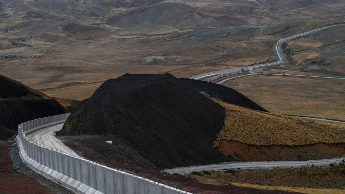 Une partie du nouveau mur construit par la Turquie à sa frontière avec l'Iran, à Caldiran, dans l'est du pays, le 16 août 2021. 