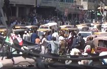 Manifestants, à Jalalabad, courant après que les talibans ont ouvert le feu sur la foule, le 18 août 2021
