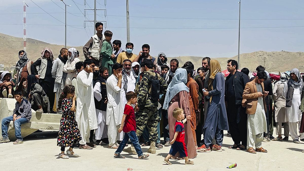 Több száz afgán várakozik a reptér környékén, sokan azok közül, akik jogosultak a kimenekítésre a fővárosban bujkálnak 