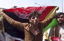 à Jalalabad, en Afghanistan, un manifestant s'oppose au remplacement du drapeau afghan par celui des talibans, le 18 août 2021
