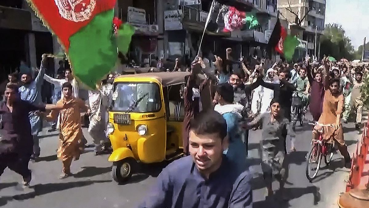 Manifestação contra talibãs em Jalalabad
