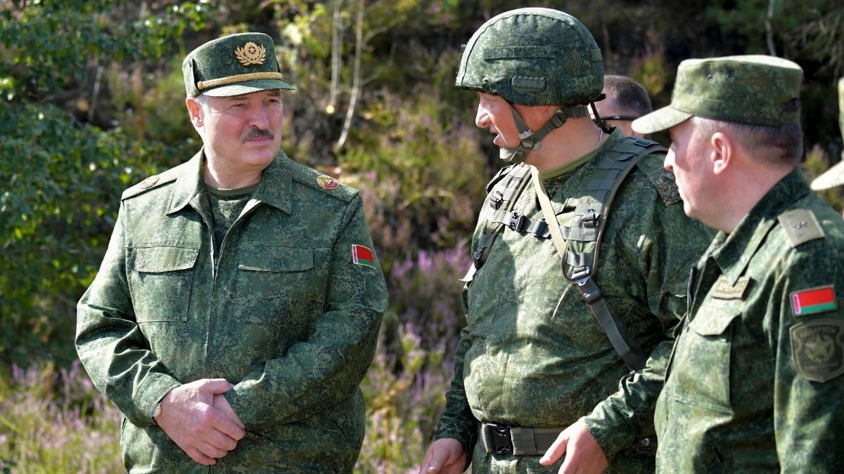 الکساندر لوکاشنکو، رئیس جمهوری بلاروس در حال صحبت با فرماندهان ارتش