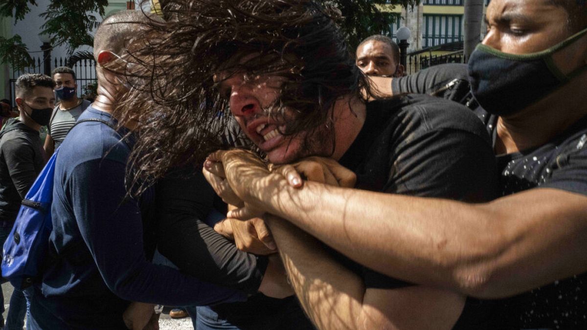 Civil ruhás rendőrök őrizetbe vesznek egy kormányellenes tüntetőt a magas árak, élelmiszerhiány és áramkimaradások miatt tartott tüntetésen, július 11-én