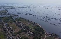 شاهد: إجلاء المئات من المنكوبين بعد فيضانات في أقصى شرق روسيا