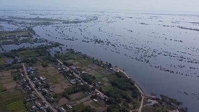 شاهد: إجلاء المئات من المنكوبين بعد فيضانات في أقصى شرق روسيا