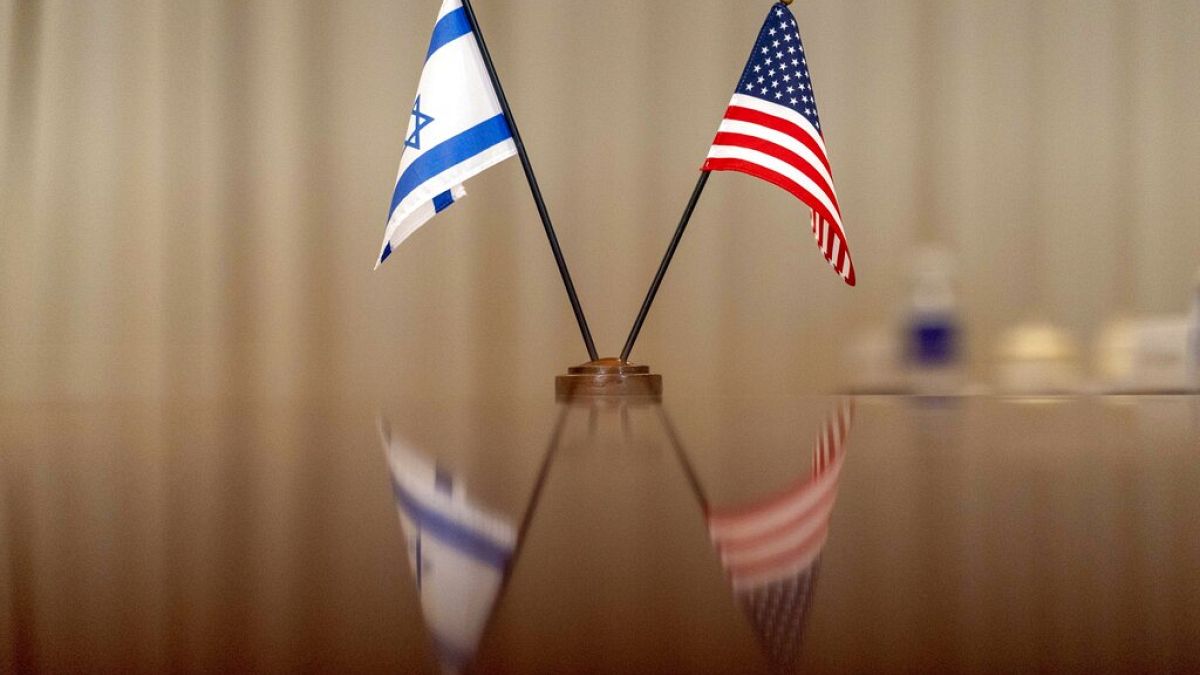 العلمان الأمريكي  والإسرائيلي - بايدن يستقبل رئيس الوزراء الإسرائيلي في 26 آب / اغسطس