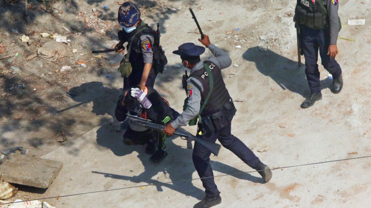 Αστυνομικοί συλλαμβάνουν διαδηλωτή στην πόλη Γιανγκόν, Μάρτιος 2021