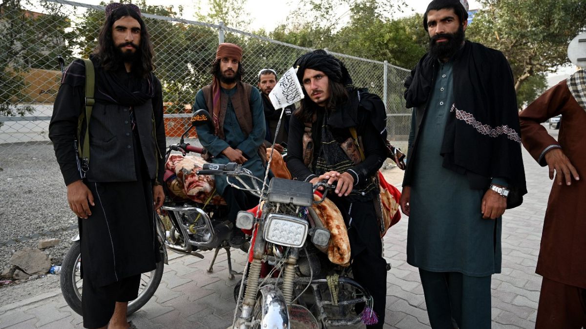 Taliban fighters stand along a road in Kabul on August 18, 2021, after the Taliban's military takeover of Afghanistan. Wakil KOHSAR / AFP
