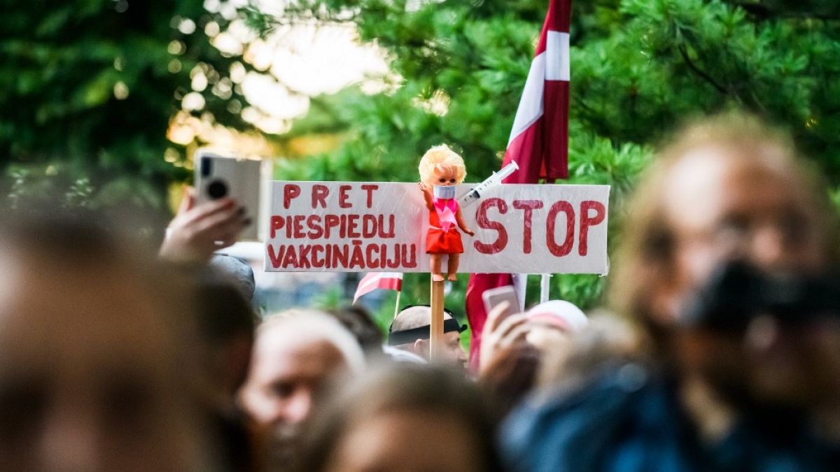 Lettonia, in piazza contro l'obbligo vaccinale