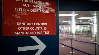 نقطة مراقبة صحية للركاب القادمين من دول مدرجة على في القائمة الحمراء لكوفيد بمطار رواسي شارل ديغول في رواسي بباريس.
