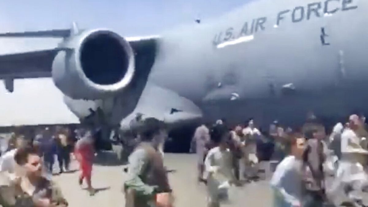 Χιλιάδες πολίτες δίπλασ σε αεροσκάφος C-17 της Αεροπορίας των ΗΠΑ, 16 Αυγούστου 2021