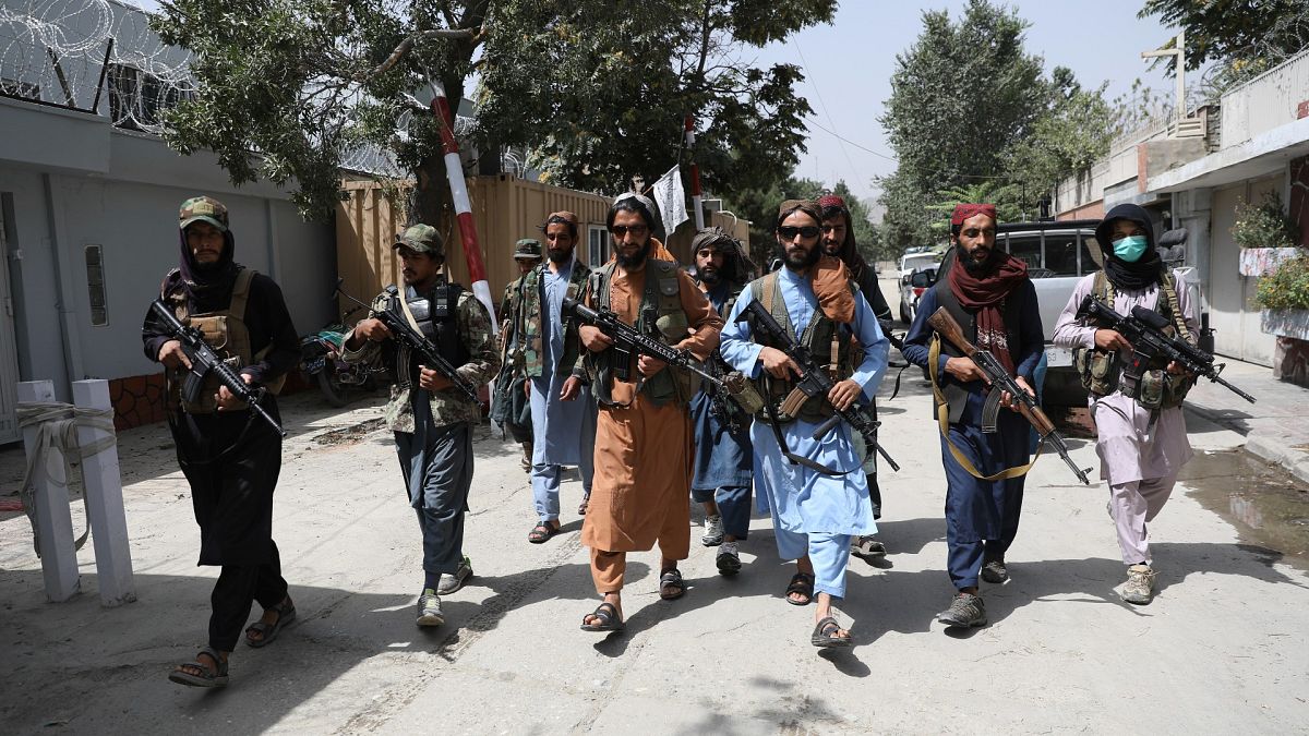 Kabil'in Vezir Ekber Han bölgesinde devriye gezen Taliban militanları / Afganistan