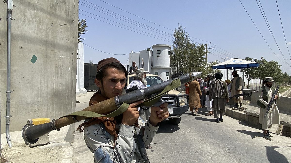 Un guerrigliero talebano di guardia davanti alla sede del ministero dell'Interno a Kabul, 17 agosto 2021
