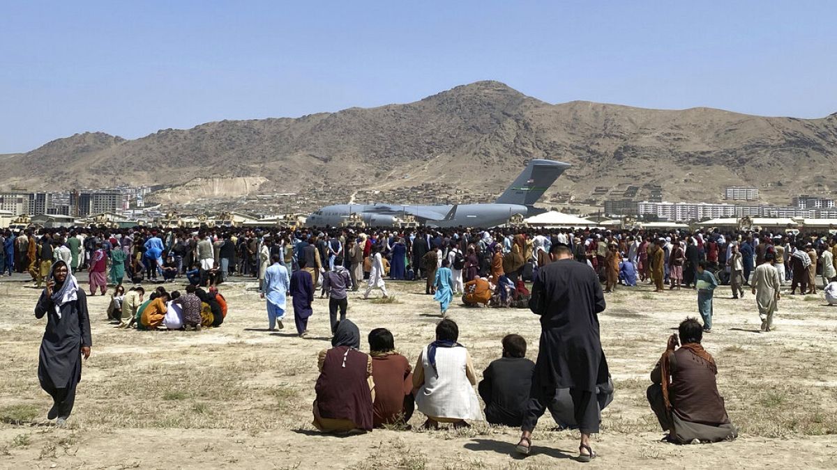 Ezrek várakoznak a kabuli repülőtéren a menekülés reményében