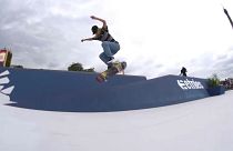 Скейтбордист выполняет трюк на фоне Эйфелевой башни