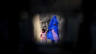 زن افغان به همراه فرزندش