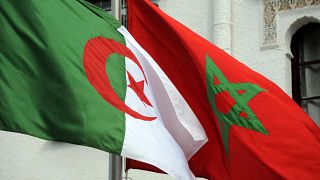 علم الجزائر والمغرب يرفرفان أثناء زيارة وزير الخارجية المغربي سعد الدين العثماني للجزائر لإصلاح الخلافات بين البلدين، في 24 يناير 2012، في الجزائر العاصمة