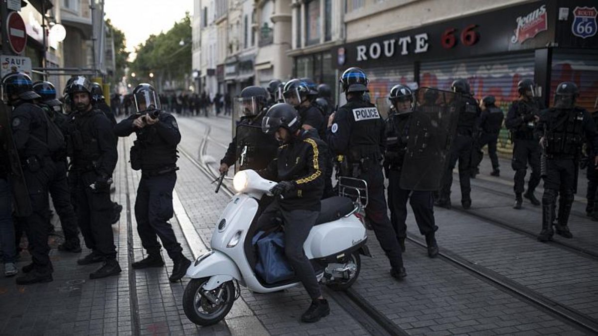 شرطة مكافحة الشغب الفرنسية تؤمن الشارع خلال مسيرة ضد وحشية الشرطة والعنصرية في مرسيليا، فرنسا، 13 يونيو-حزيران 2020 