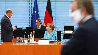 Archivfoto von Olaf Scholz, Angela Merkel und Arm,in Laschet (im Bildvordergrund)