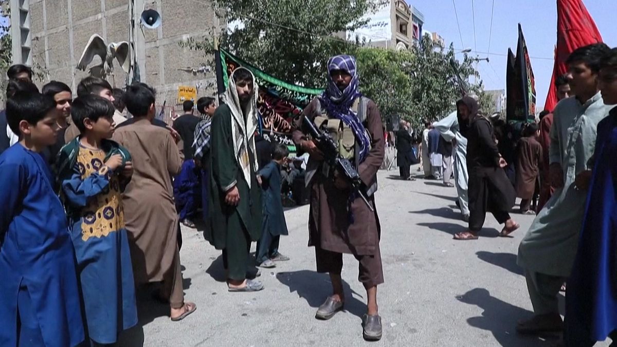 شيعة في أفغانستان يحتفلون بيوم عاشوراء أمام عناصر حركة طالبان
