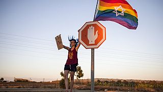 İsrail'de LGBTQ haklarını sabunan bir eşcinsel.