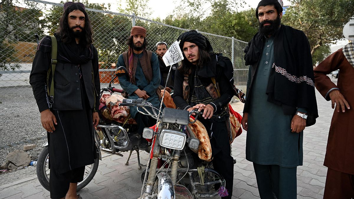 مقاتلو طالبان يقفون على طول طريق في كابول في 18 أغسطس 2021، بعد سيطرة طالبان العسكرية على أفغانستان. 