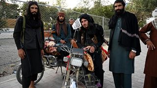 مقاتلو طالبان يقفون على طول طريق في كابول في 18 أغسطس 2021، بعد سيطرة طالبان العسكرية على أفغانستان.