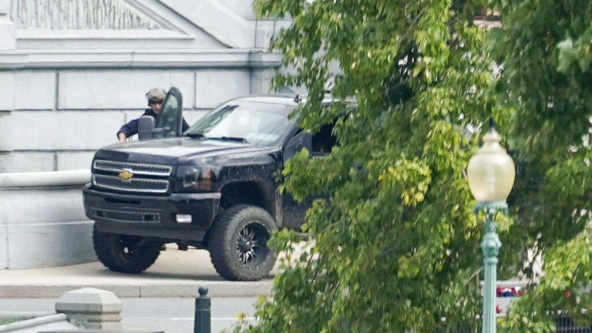 Les agents de sécurité contrôlent un véhicule garée sur un trottoir près du Capitole, à Washington, USA, le 19 août 2021