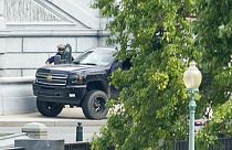 Les agents de sécurité contrôlent un véhicule garée sur un trottoir près du Capitole, à Washington, USA, le 19 août 2021