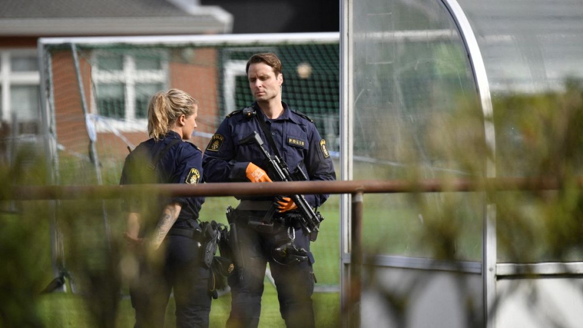 الشرطة بالقرب من موقع هجوم على مدرسة جنوب السويد، في 19  آب / أغسطس، 2021