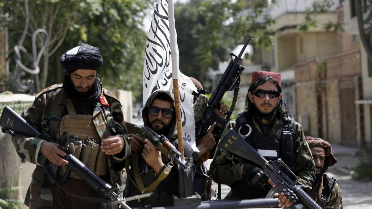 Tálib fegyversek járőröznek Kabulban a győzelem után