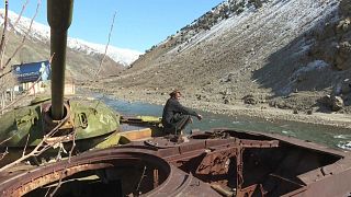 Ein  verrottender Panzer im afghanischen Pandschir-Tal, einer Widerstands-Hochburg