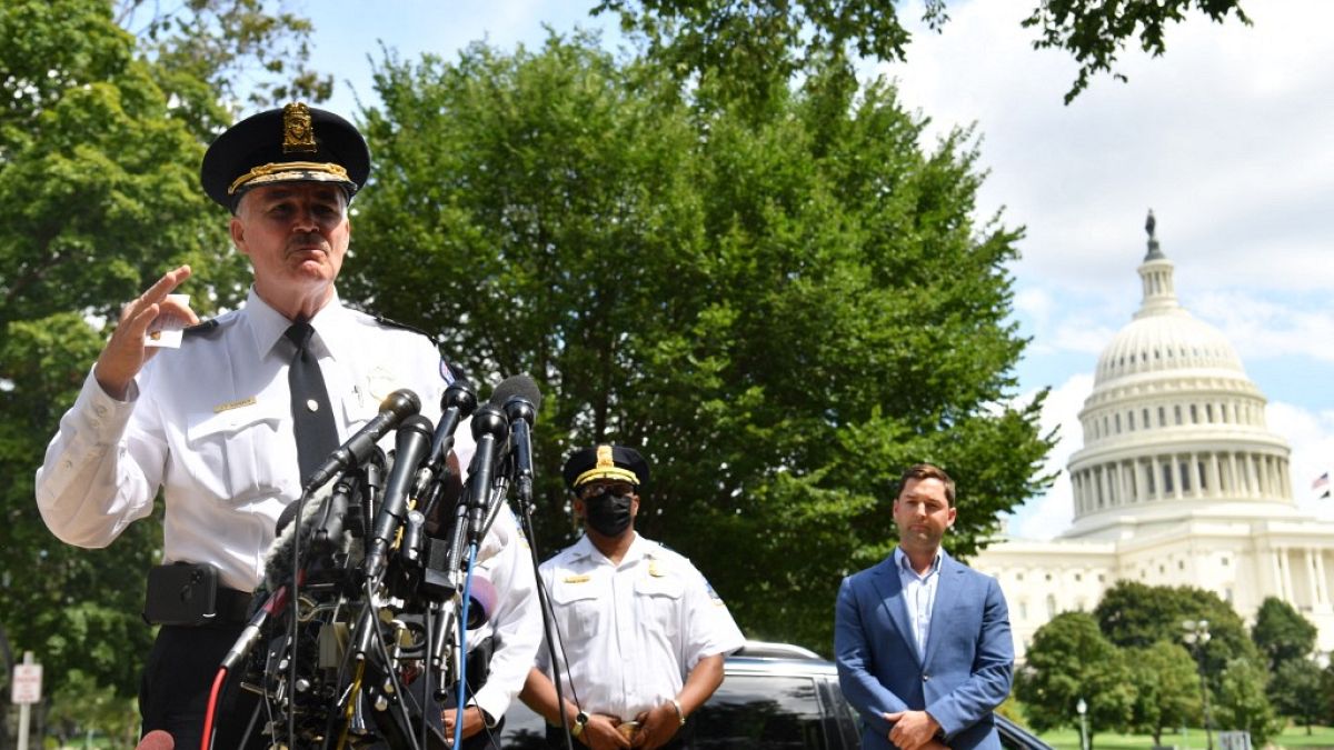 رئيس شرطة الكابيتول الأمريكي ج.توماس مانجر يتحدث إلى الصحافة بالقرب من مبنى الكابيتول الأمريكي، واشنطن- 19 أغسطس 2021