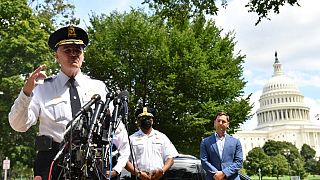 رئيس شرطة الكابيتول الأمريكي ج.توماس مانجر يتحدث إلى الصحافة بالقرب من مبنى الكابيتول الأمريكي، واشنطن- 19 أغسطس 2021