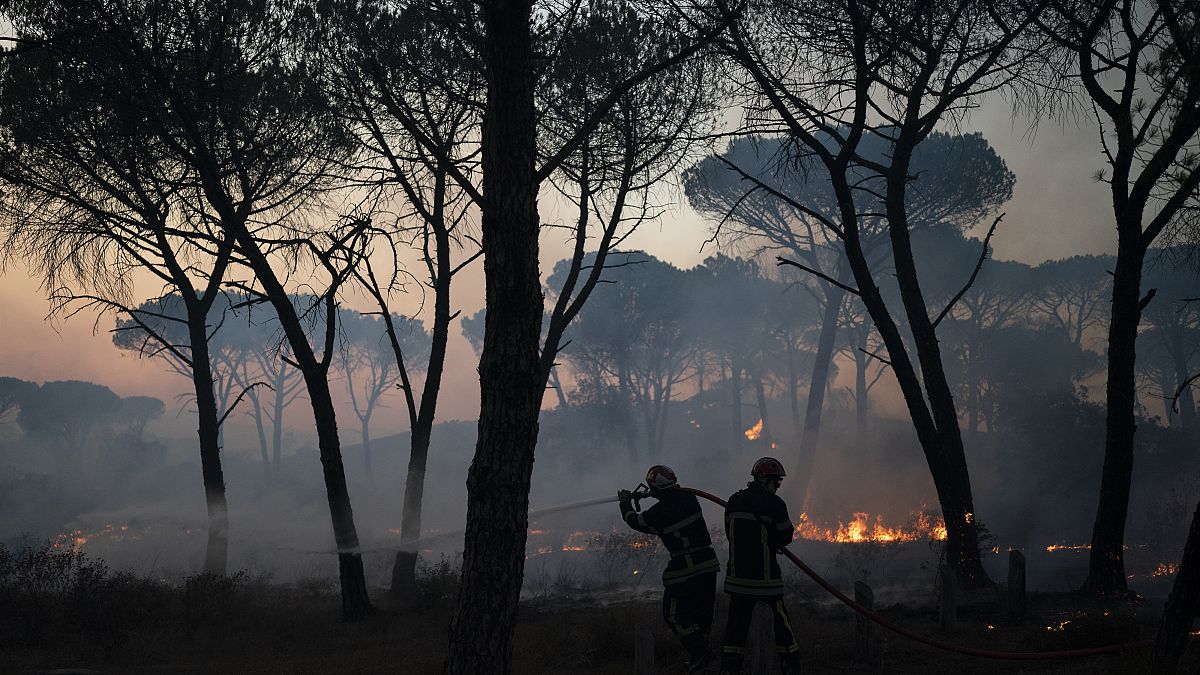 رجال الإطفاء يستخدمون خرطومًا لإخماد حريق بالقرب من لو لوك جنوب فرنسا، الثلاثاء 17 أغسطس 2021.