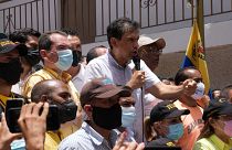 El candidato opositor a la gobernación del estado de Miranda, Carlos Ocaríz, hace campaña en una barriada de Caracas, Venezuela, el 19 de agosto de 2021.