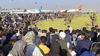 Abertausende warten am Flughafen Kabul