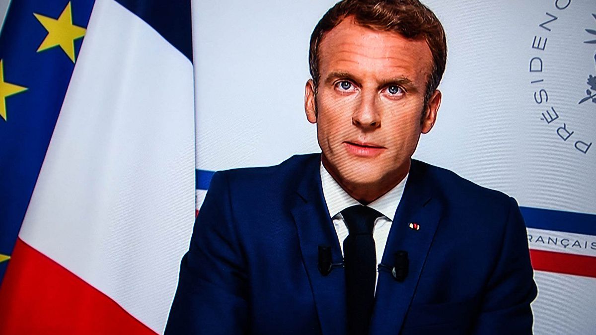 صورة تم التقاطها في باريس من شاشة التلفزيون الرئيس الفرنسي إيمانويل ماكرون وهو يتحدث عن الوضع في أفغانستان، جنوب شرق فرنسا، 16 أغسطس 2021