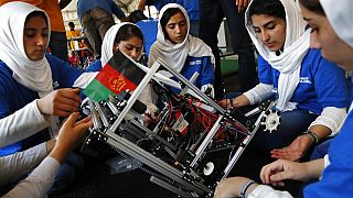 Mädchen aus Afghanistan, die bei Wettbewerb zu Robotertechnik mitmachen