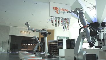 SciTech: Robotkávéház Dubaiban